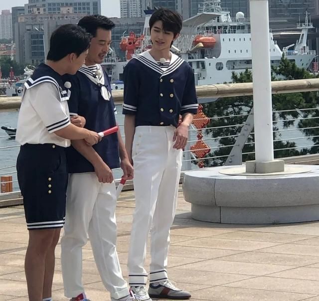 人品 吳宣儀超短裙參加《跑男》,注意旁邊蔡徐坤的手,真實人品藏不住