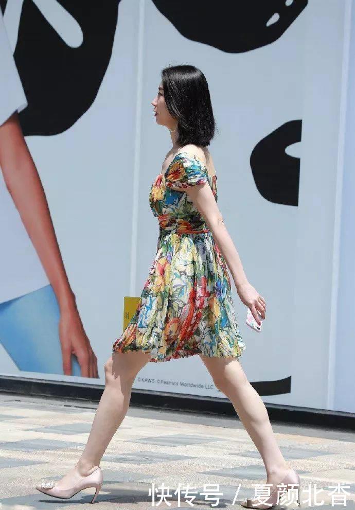 女神脚上穿着一双尖头的高跟鞋，跨着优雅的步伐走在街头，美极了