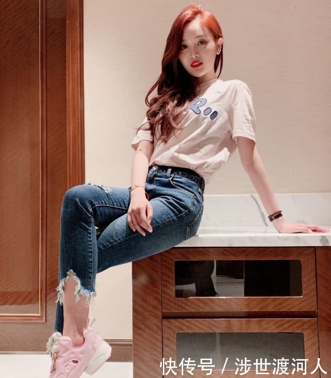 皮肤|是时候扔掉丝袜了,现在最火的袜子叫“吊床袜”+长靴,潮爆了!