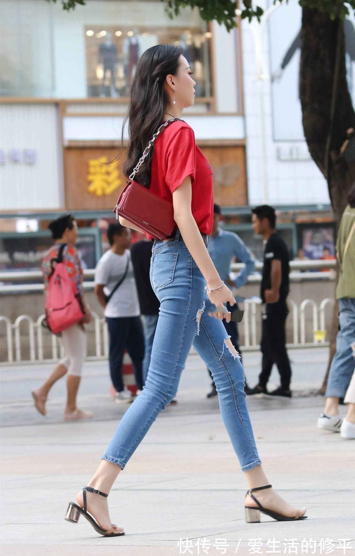 淑女 破洞牛仔裤搭配高跟凉鞋,淑女风的气息,展现满满的时尚与活力