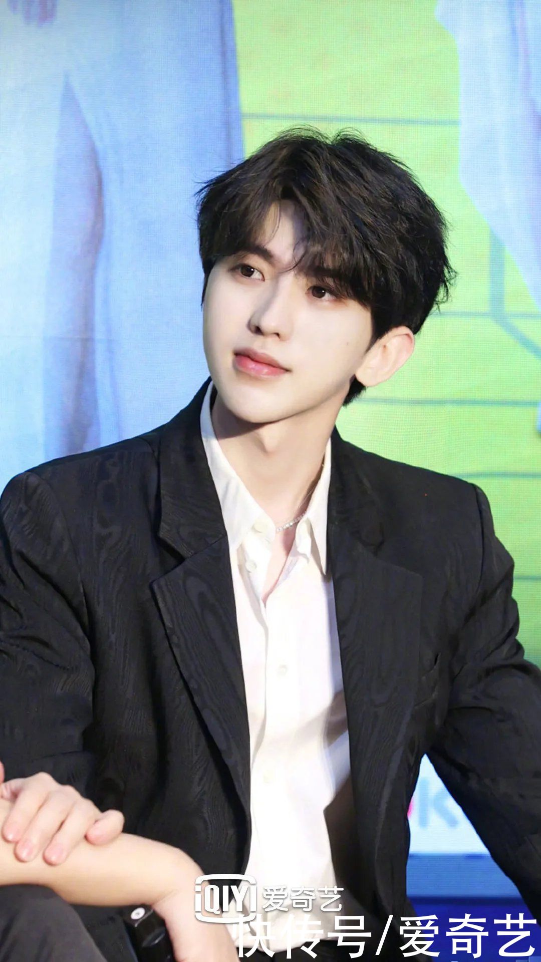 蔡徐坤|费启鸣教你如何穿出少年感，学会这一招就可以