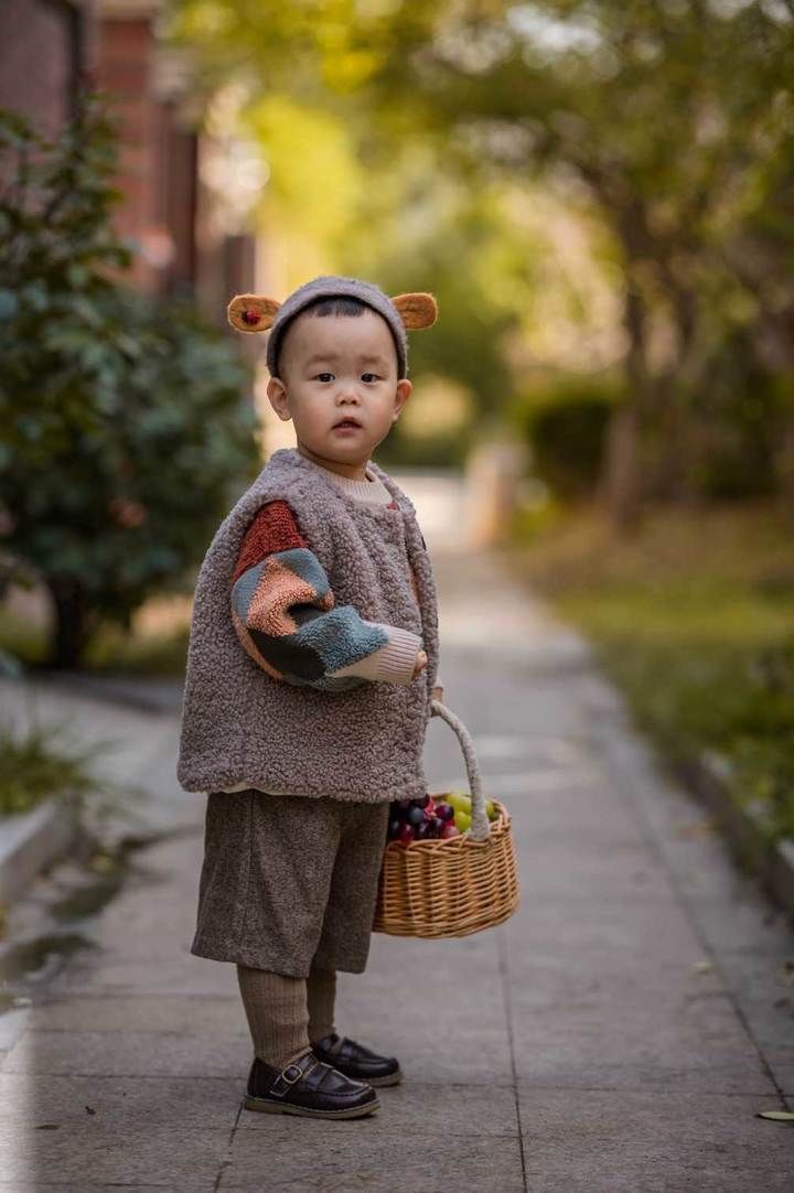 小娃娃|落地银杏叶美出了圈，小娃娃撒欢了