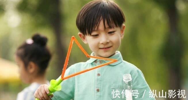 缺钙|7岁男娃缺钙1年身体不发育,从不吃零食,却喜好1物,伤骨不自知