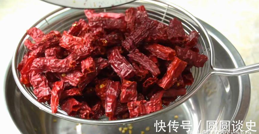 超市15元一斤的辣椒酥,教你在家做,能当零食能下酒,又香又脆