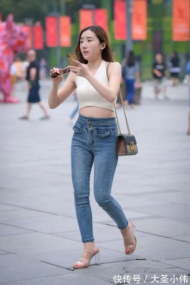 修身牛仔裤|美女街拍:针织背心,搭配修身牛仔裤,时尚潮流