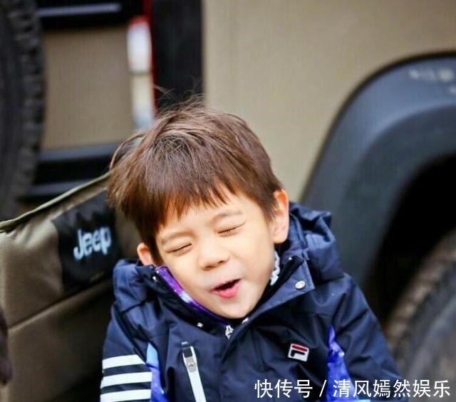 小男子汉 杜江与嗯哼冲浪曝光,嗯哼右脚边的东西却惹争议,该不该佩戴