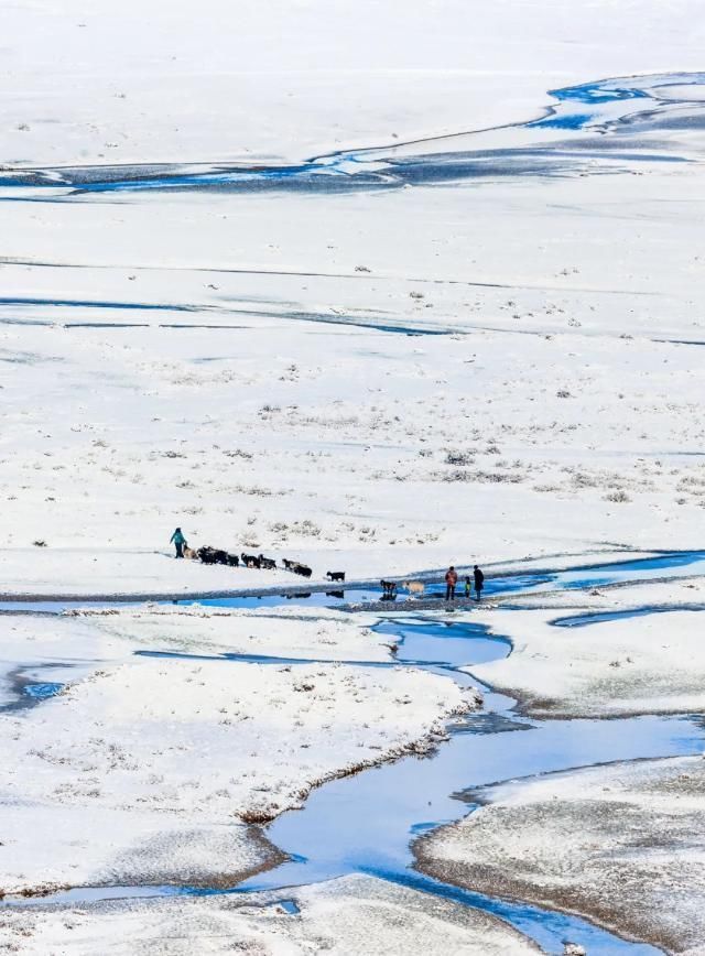 凝聚冰川、古道、湖泊、雪山、草原和古文明的康巴腹地