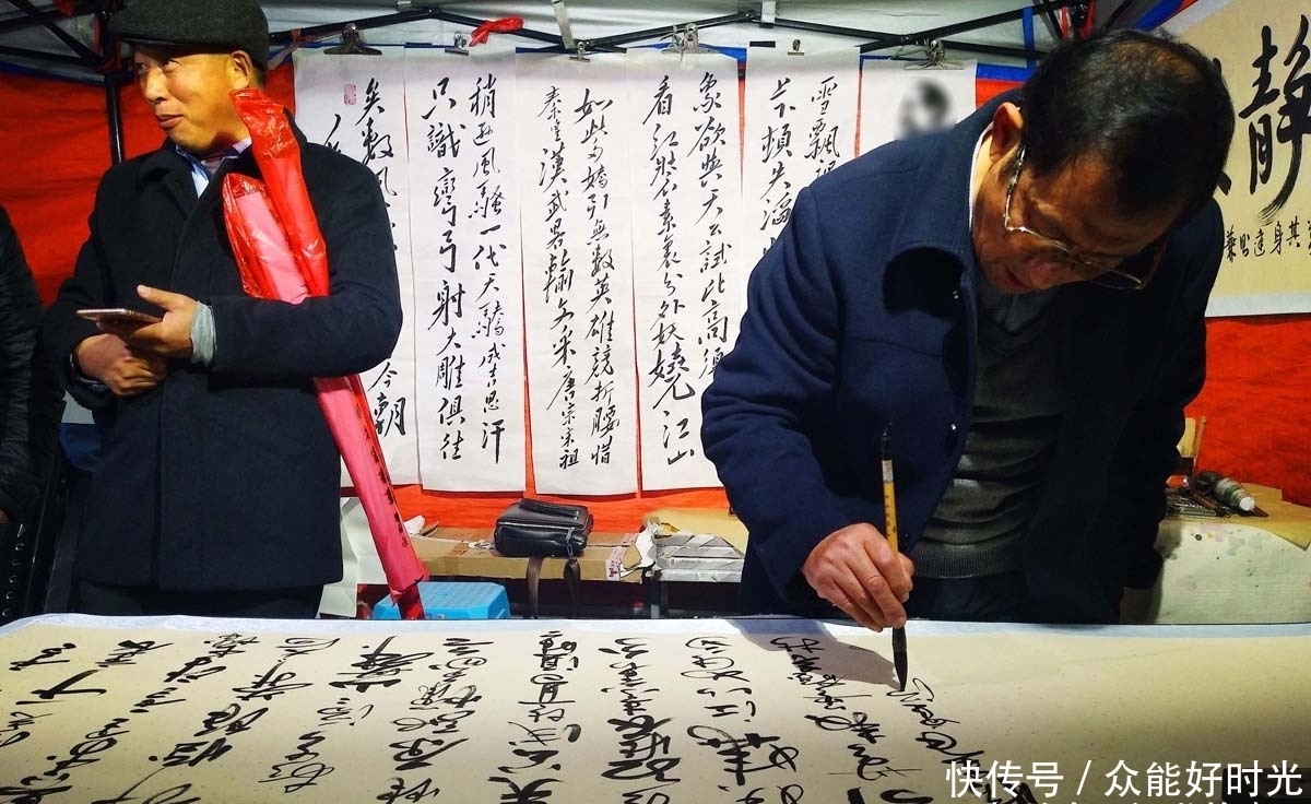 老鹰|男子画只老鹰当鸡卖,六尺作品40元,有人说贵有人称糊墙划算