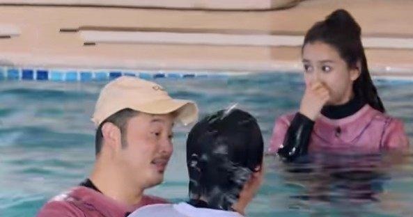 跳水機(jī)|楊穎接受懲罰落入水中,抬起頭時(shí)鼻子突然“變形”伸手救場(chǎng)都晚了