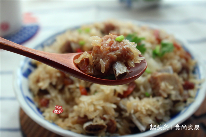 用糯米做此款美食，比包粽子简单多了，咸香软糯有嚼劲，快速出锅