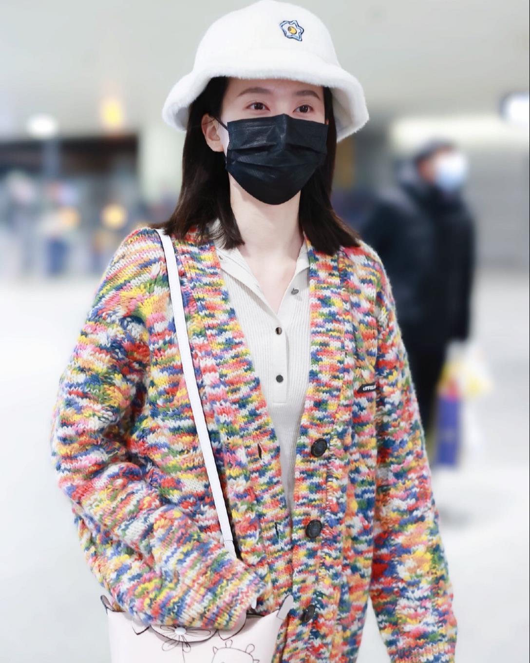 冬季搭配帽子真是门“学问”,女明星都爱帽子款式,精致又显脸小