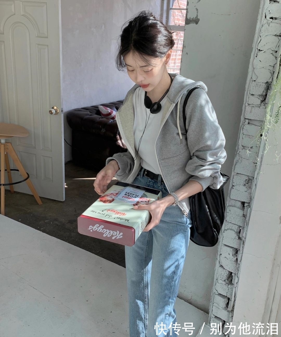 轻奢 韩国小姐姐适合“冷淡风”,选择简约色服饰搭配,造型轻奢又高级