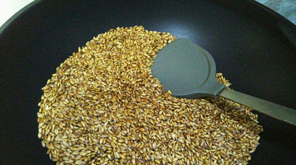 饵料|自制酒香麦粒饵料,夏季使用小鱼不沾,野钓大鲫鱼神器!