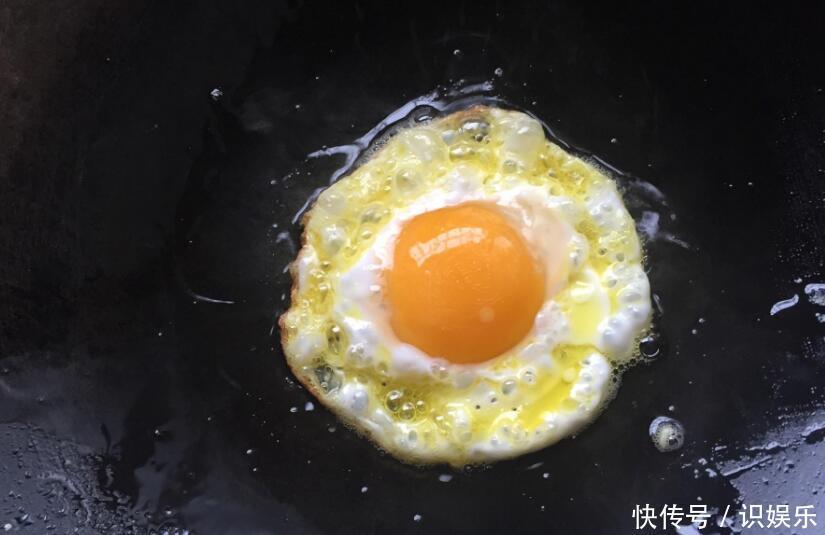 “青椒”别再炒肉了，用擀面杖滚一滚，好吃下饭比吃肉还香！