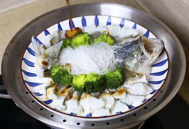 清蒸鲈鱼，记住不要放盐，诀窍告诉你，鱼肉鲜嫩好吃，不腥不柴