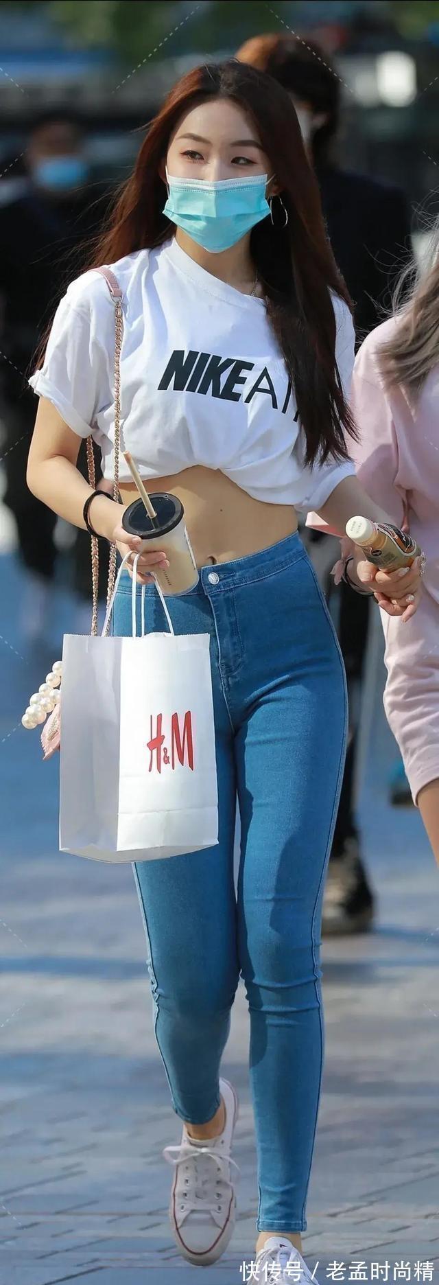 上衣|宝石蓝色的修身斜肩上衣搭配设计别致的高腰牛仔打底裤