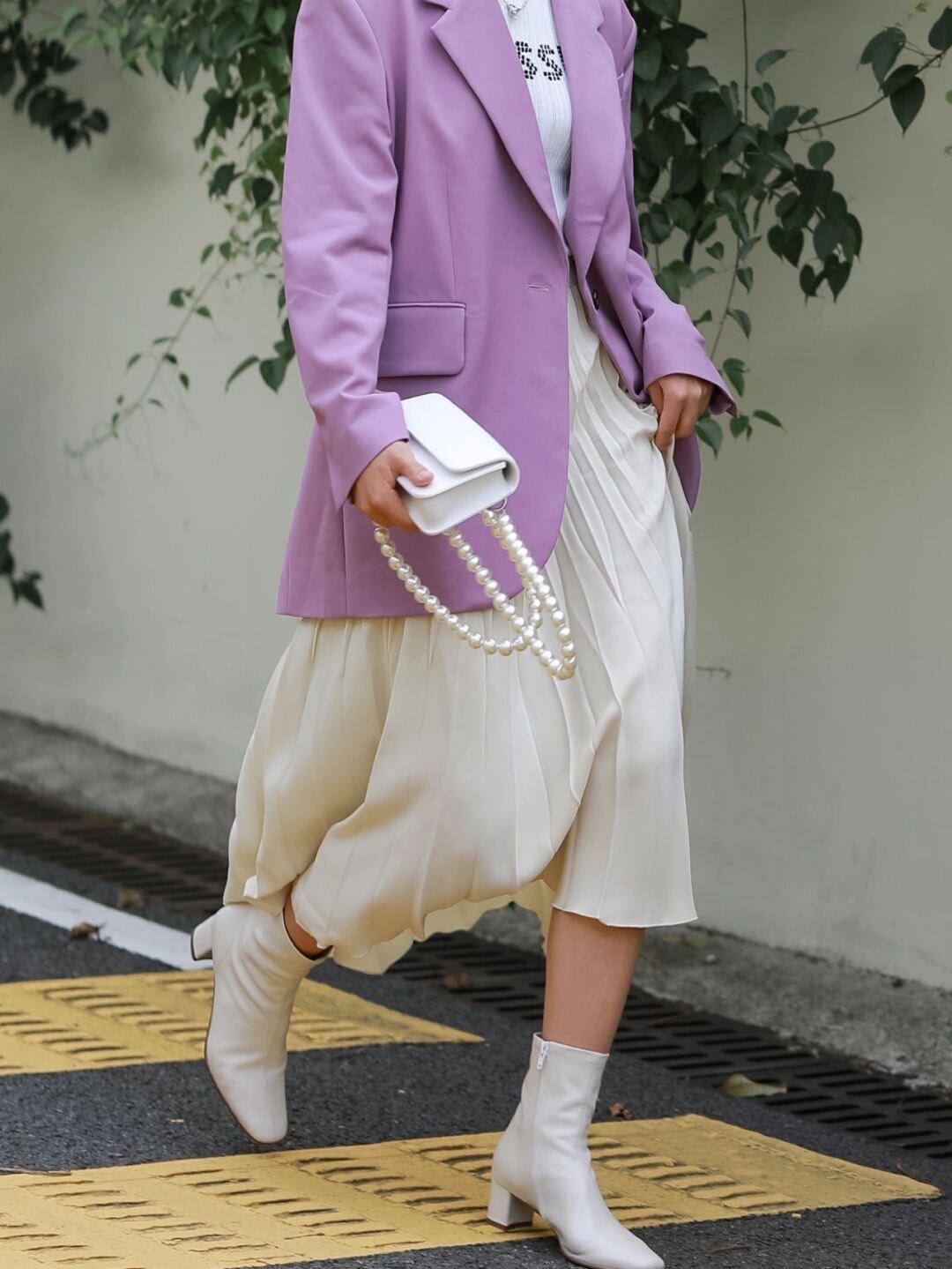 西装外套|秋冬怎么穿时尚又好看,紫色西装外套+米色百褶裙,清新又自然