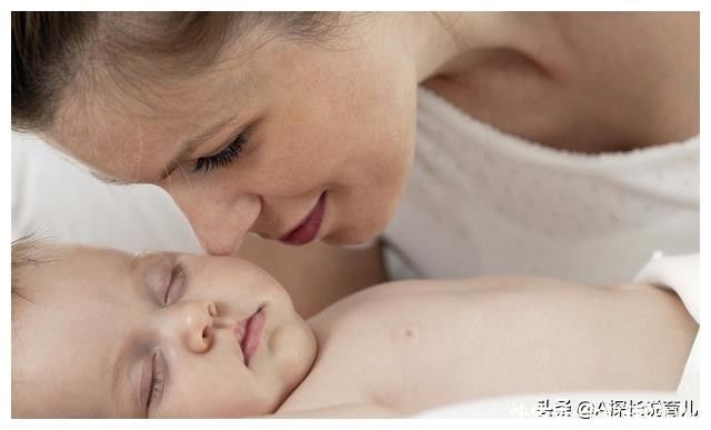 家长|宝宝睡觉爱“拱来拱去”？可能在传递“暗号”，家长要及时接收