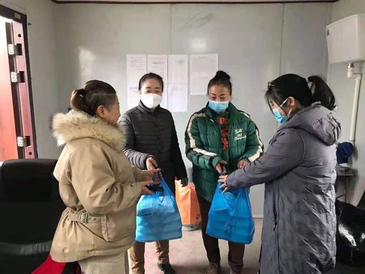 服务站工作人员吃上热乎乎的“爱心馅”饺子