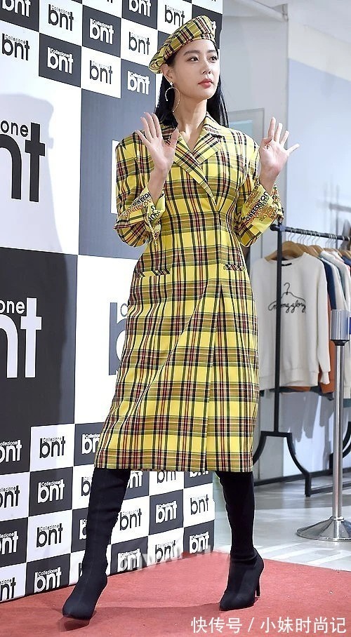 褶皱|克拉拉的造型就是自信,穿紧身裙大秀身材,这不愧“亚洲第一美”