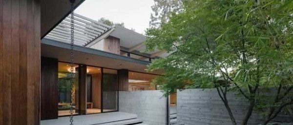 餐厨|不差钱的土豪,在山里建了座豪宅,鸟语花香,过上诗一般的生活