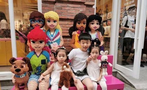 偏心|“偏心”的基因杨云的双胞胎女儿,一个清秀,一个兜齿