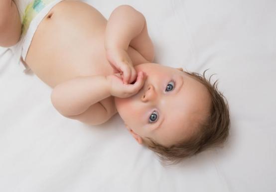 长辈|“机敏宝宝”火了,刚出生听到妈妈声音手舞足蹈,护士:头一回见