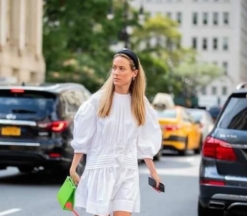 肤色 会配色才显白!给“黑黄皮”女生的穿搭建议:深色不碰,浅色相吸