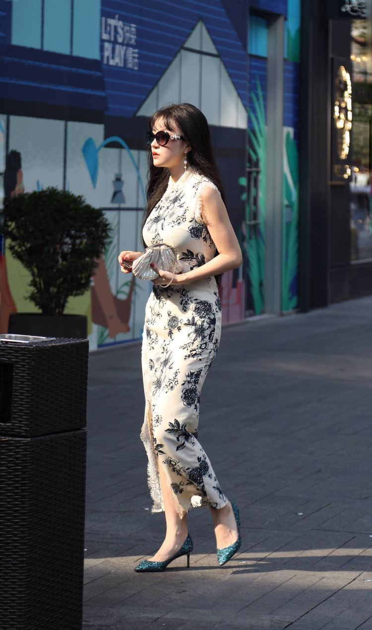 街拍:性感迷人的小姐姐,美感十足!