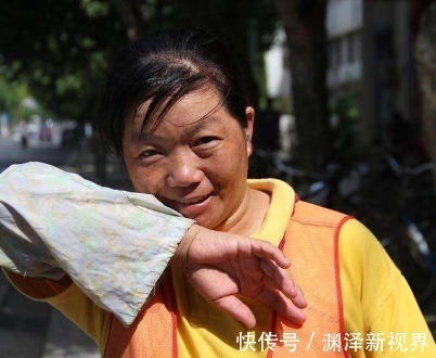 奶奶|45岁奶奶和45岁妈妈,在小区都是带娃,差距不是一般的大