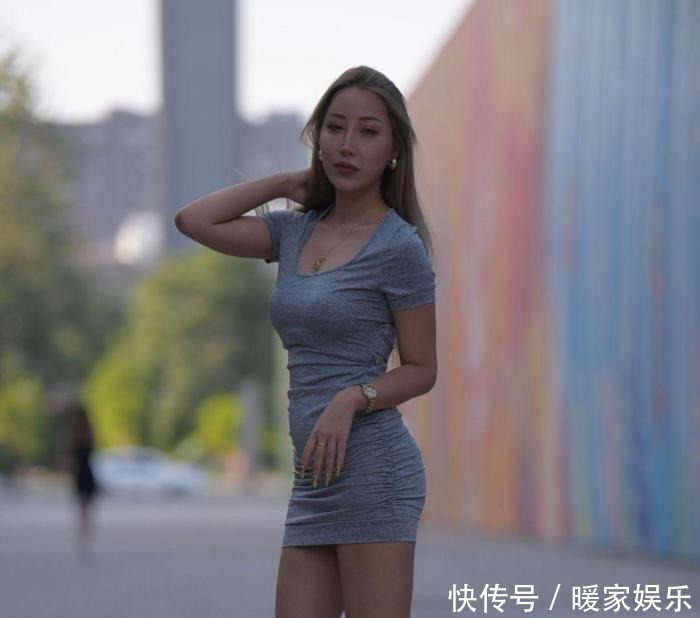 街拍美女灰色系贴身连衣包臀裙,款款大方,为美丽加分