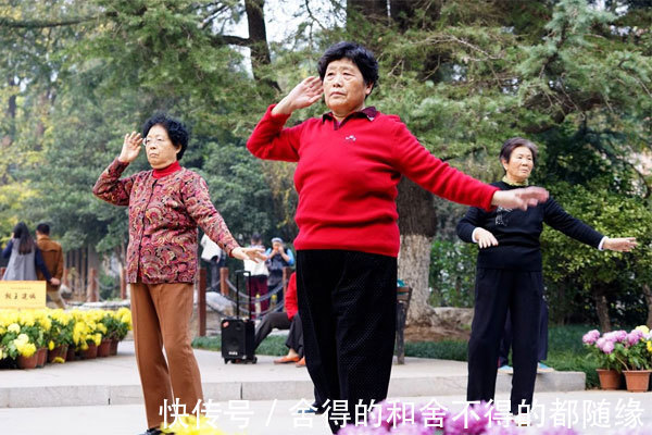 菠菜|五十岁以上女性如何补充体内钙质多吃三种食物,预防骨质疏松