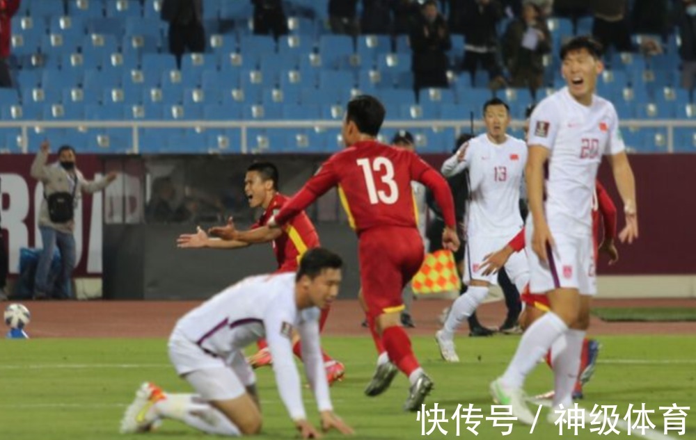 中国男足|李霄鹏该出手了!国足阵容洗牌,80后说再见,新版中轴线浮现