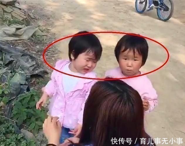 事事|双胞胎女儿两地成长，一个在城市一个在农村，两年后再见妈妈后悔