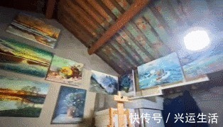废品&现实版陋室铭!收废品大叔在出租屋内,画上千幅油画