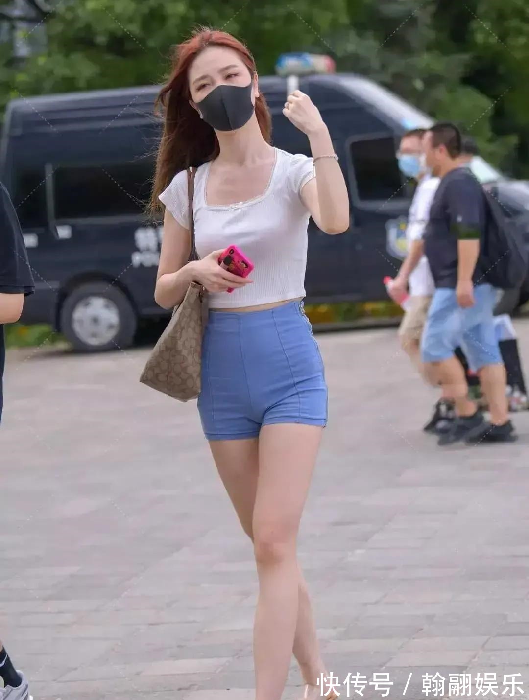 透明高跟凉鞋 难道今年流行透明高跟凉鞋吗30位美女穿出了简约而不简单的效果