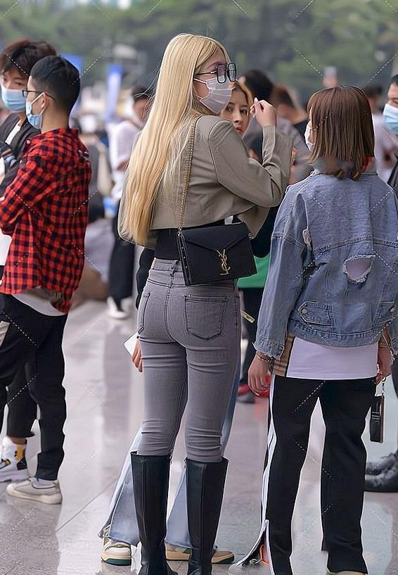 短洋装 短洋装配灰色牛仔裤,前卫而摩登,魅力十足