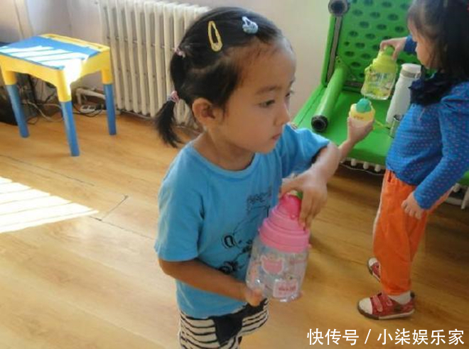 脾胃|医生提醒若想孩子长高个，这2个时间别再给娃喝水了，赶紧住手