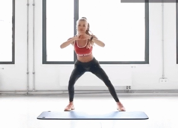 双脚|日本健身模特,健身5年拿下健美冠军,身材曲线完美,堪称尤物