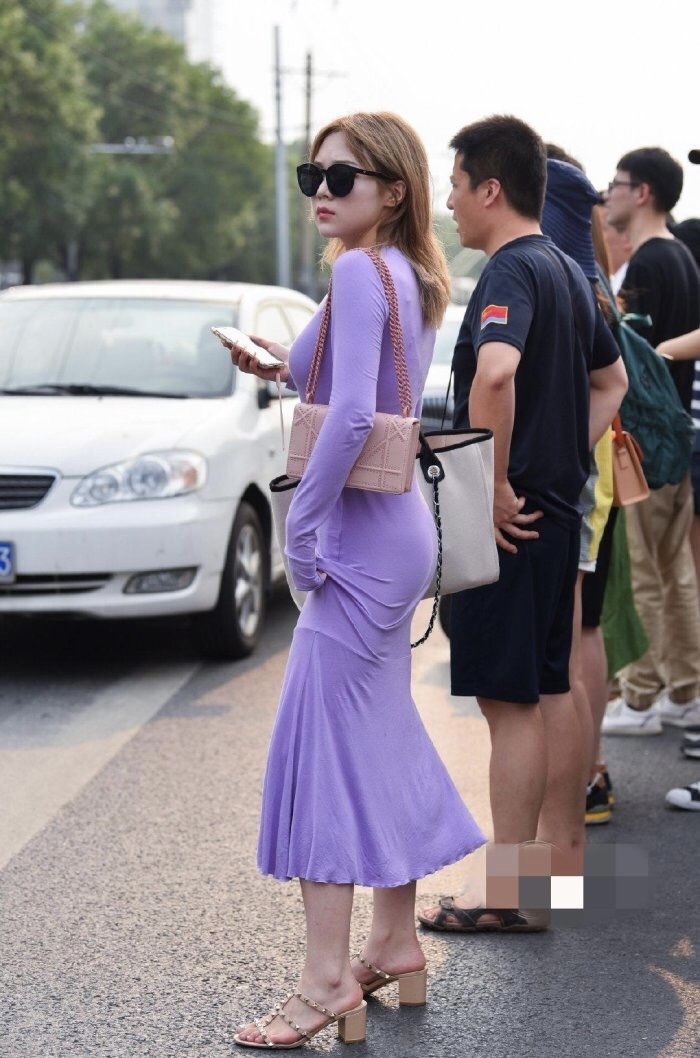 姐姐不愧微胖贵族,穿紫色长裙优雅逛街,30岁还有青春的俏丽