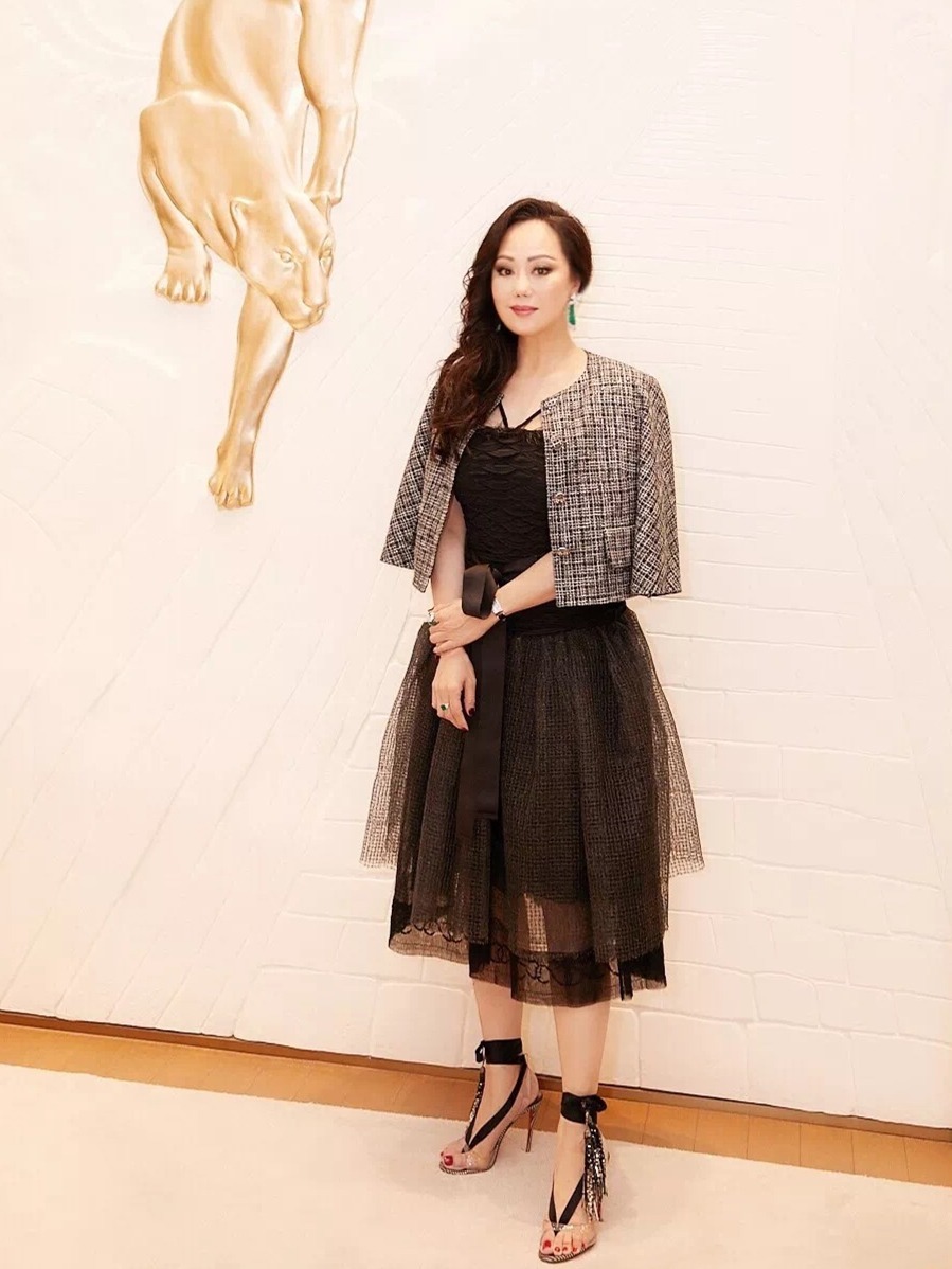 贵妇|章小蕙不愧是“贵妇”,穿黑白印花外套成熟稳重,气场全开好惹眼