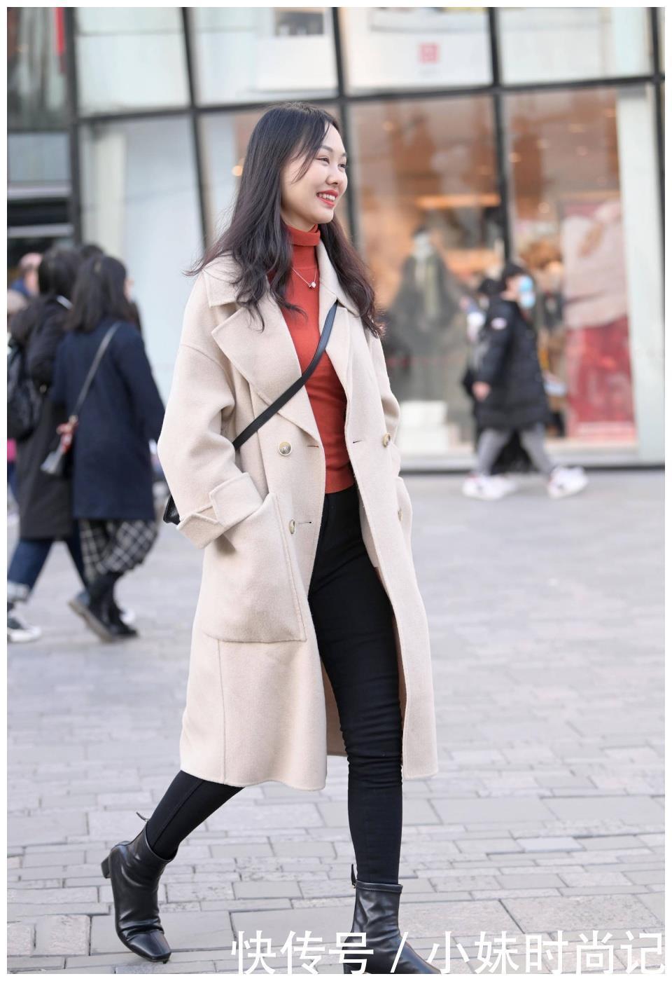时节|秋冬时节长款风衣,还是不系扣更好看,更有层次感