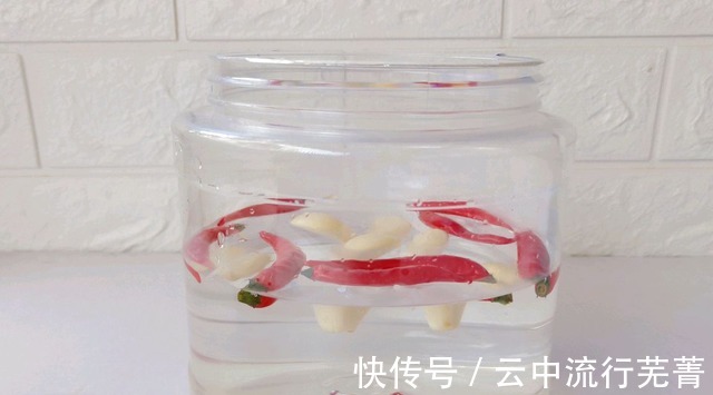 腌酸菜时，难怪腌制出的酸菜不好吃还会腐烂，那是没有多加这一步！