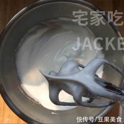 香蕉古早蛋糕，香甜松软，满室飘香，口感如棉花般的轻柔，超好吃