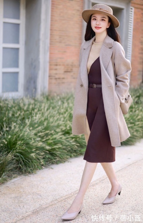 博主|大衣里面配什么才时髦?建议试试“大衣+连衣裙”,简约又撩人