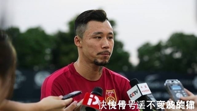 首发|媒体爆出国足首发：归化球员替补，两争议之人首发，球迷：凉了！