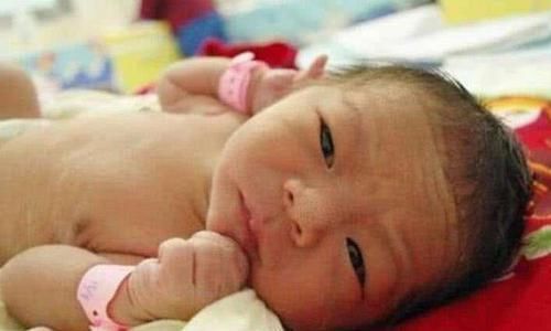 一朝一夕|宝宝到了这个月龄,基本可以告别“夜奶”了,宝妈早知道早准备