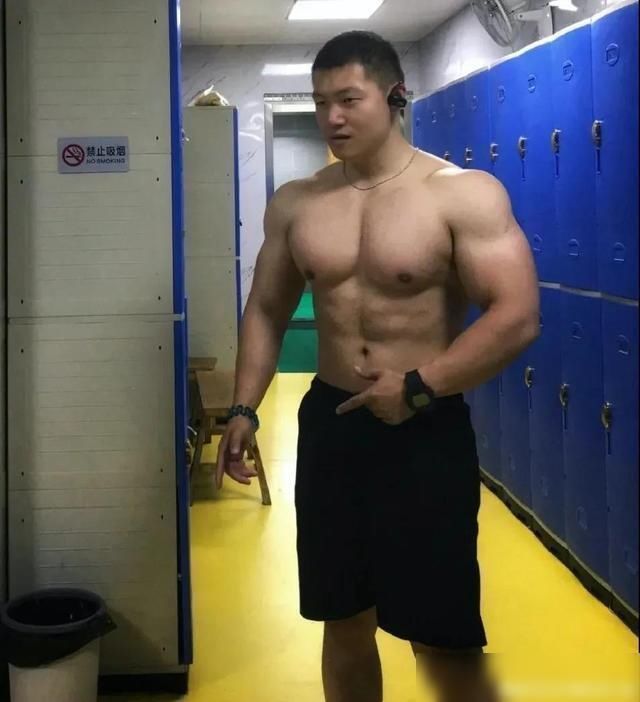 过时|男生因为“块头大”遭嫌弃,男人倒三角身材,过时了