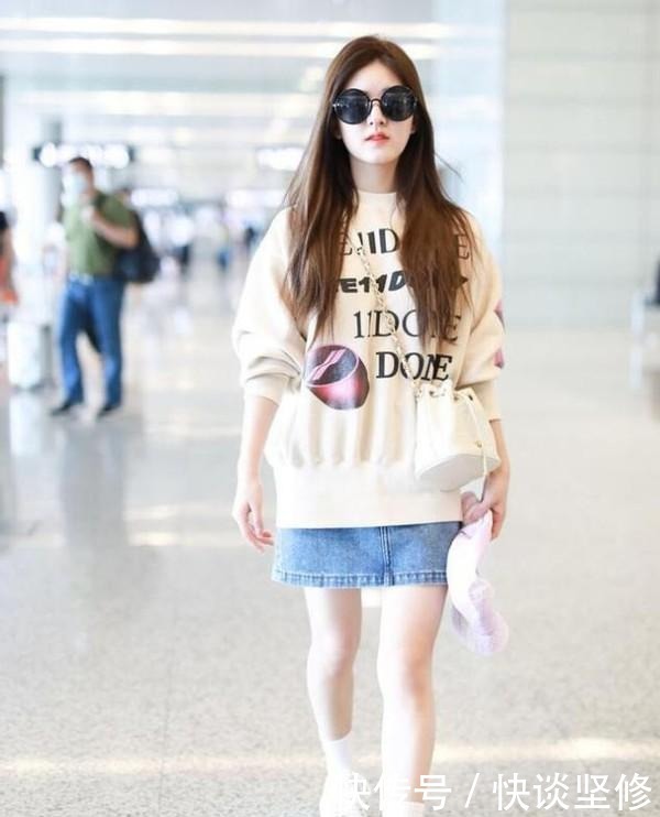 这才是早春流行的穿搭:“卫衣+半身裙” , 显高显瘦又不拖沓