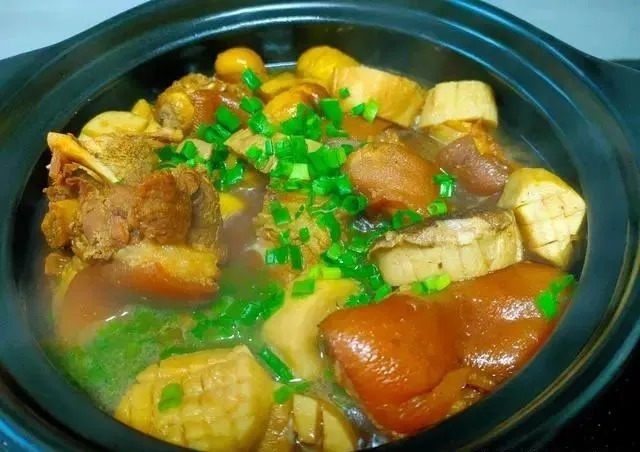 冬天要常吃这碱性菜，切成段跟猪蹄炖入味，鲜香脆嫩，好吃又解馋